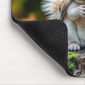 Weißes Eichhörnchen im Herbst auf einem Baumstumpf Mousepad (Ecke)