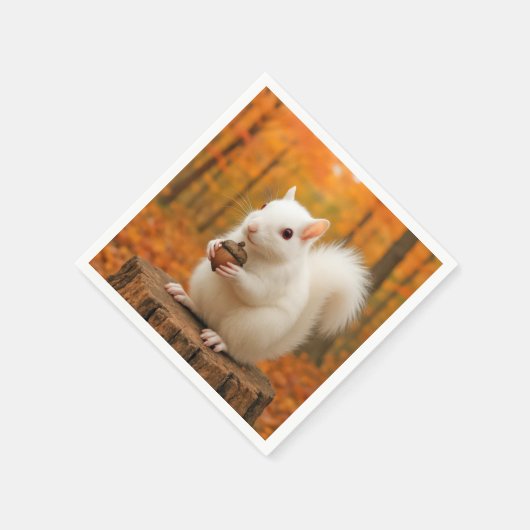 Weißes Eichhörnchen mit einem Acorn Serviette (Ecke)