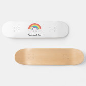 Weißes Einhorn auf Regenbogen und Wolken Skateboard (Horizontal)
