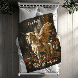 Weißes Einhorn mit Flügeln in einem Blumenwald Fleecedecke