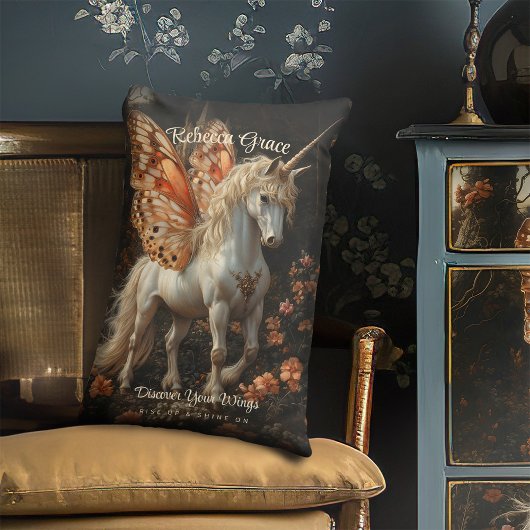 Weißes Einhorn mit orangefarbenen Schmetterlingswe Lendenkissen