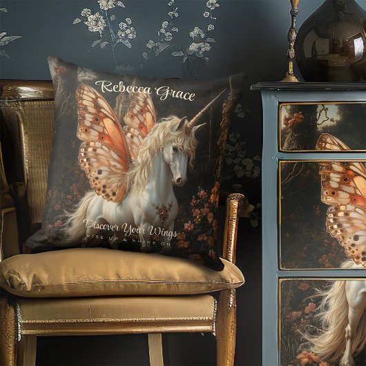 Weißes Einhorn mit orangefarbenen Schmetterlingswi Kissen