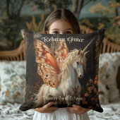 Weißes Einhorn mit orangefarbenen Schmetterlingswi Kissen