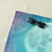 Weißes Einhorn mit violetten Blumen und Mond Strandtuch (Beispiel)