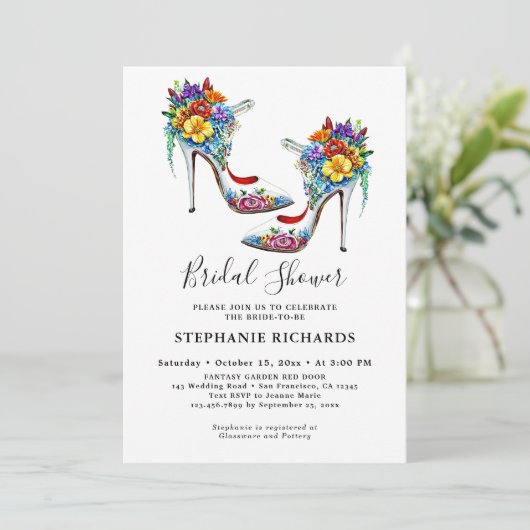 Weißes elegantes Brautparty mit Blumenschuh Einladung (Stehend Vorderseite)