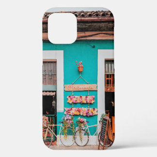 WEIßES FAHRRAD NEBEN BLAUGRÜN GESTRICHENEM BETON P iPhone 12 HÜLLE