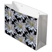 Weißes Farbmuster, weiße Blume Große Geschenktüte (Vorderseite Schrägansicht)