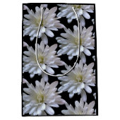 Weißes Farbmuster, weiße Blume Mittlere Geschenktüte (Vorderseite)
