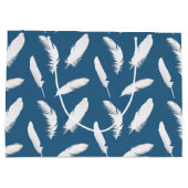 Weißes Federprint auf denim blau Große Geschenktüte (Rückseite)
