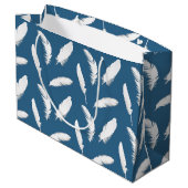 Weißes Federprint auf denim blau Große Geschenktüte (Rückseite Schrägansicht)