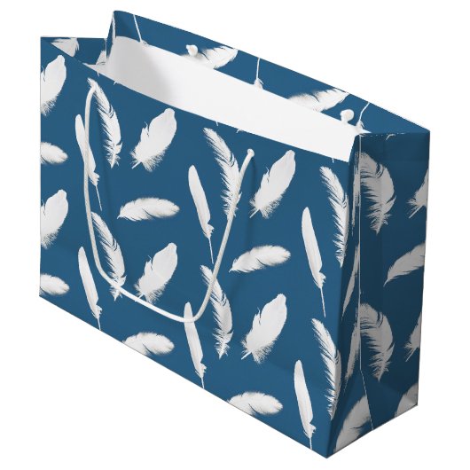 Weißes Federprint auf denim blau Große Geschenktüte (Vorderseite Schrägansicht)