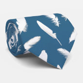 Weißes Federprint auf denim blau Krawatte (Gerollt)