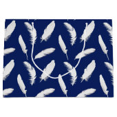 Weißes Federprint auf dunkelblau Große Geschenktüte (Vorderseite)