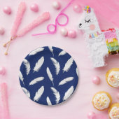 Weißes Federprint auf dunkelblau / Marine Pappteller (Party)