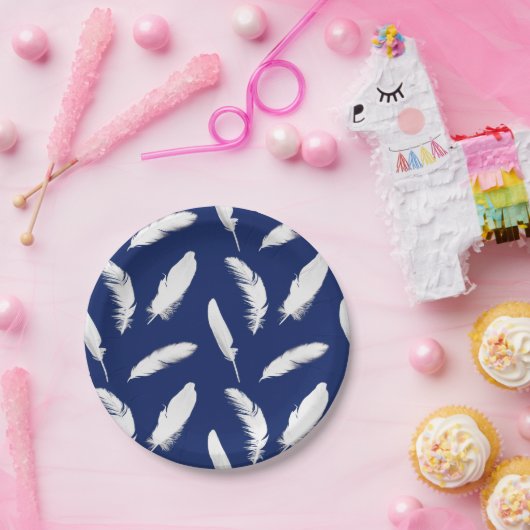 Weißes Federprint auf dunkelblau / Marine Pappteller (Party)