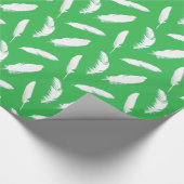 Weißes Federprint auf Jadegrün Geschenkpapier (Ecke)