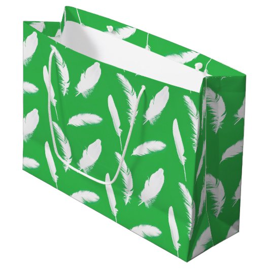 Weißes Federprint auf Jadegrün Große Geschenktüte (Vorderseite Schrägansicht)