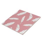 Weißes Federprint auf Muschel pink Fliese (Seite)