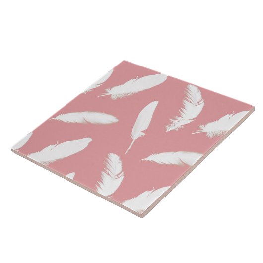 Weißes Federprint auf Muschel pink Fliese (Seite)