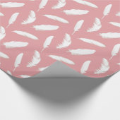 Weißes Federprint auf Muschel pink Geschenkpapier (Ecke)