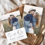 Weißes Foto mit Handschrift Save The Date<br><div class="desc">Modernes und elegantes Foto Save the Date Hochzeitskarte. Die Save the Date einladende Einladungskarte beinhaltet die Schrift "White Hand Lettered" und das schlichte und schlichte Design auf weißem Hintergrund,  mit dem Sie Ihre individuelle Verlobung Fotografie hinzufügen können.</div>
