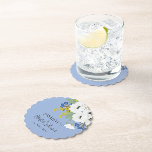 Weißes Frühlingsfloral Bouquet Brautparty Untersetzer (Vor Ort)