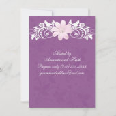 Weißes Gänseblümchen Mit Blumengerbera auf lila Einladung (Rückseite)