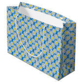 Weißes Gänseblümchen-Muster auf blauer großer Große Geschenktüte (Rückseite Schrägansicht)