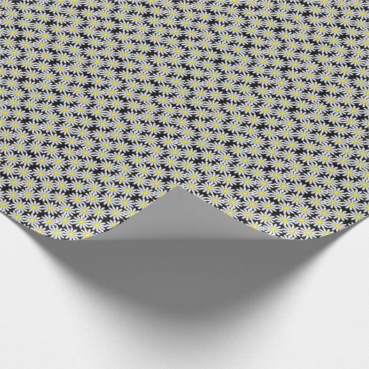 Weißes Gänseblümchen-Muster auf schwarzem Geschenkpapier (Ecke)