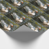 Weißes Gänseschwimmen im Wasser Geschenkpapier (Ecke)