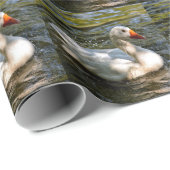 Weißes Gänseschwimmen im Wasser Geschenkpapier (Rolleneckpunkt)