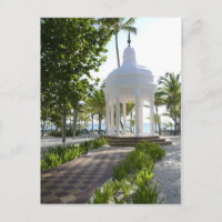 weißes Gazebo auf einer tropischen Insel