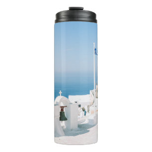 Weißes Gebäude aus Beton in der Nähe des Wasser Thermosbecher