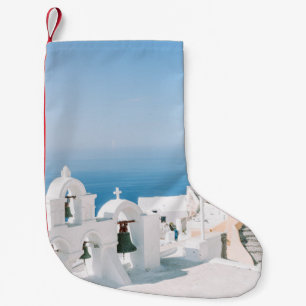 Weißes Gebäude aus Beton in der Nähe des Wasserkör Kleiner Weihnachtsstrumpf