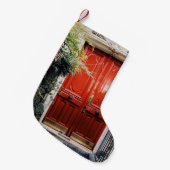 WEISSES GEBÄUDE MIT GESCHLOSSENER TÜR AUS ROTEM HO KLEINER WEIHNACHTSSTRUMPF (Vorderansicht (hängend))