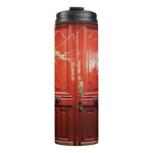 WEISSES GEBÄUDE MIT GESCHLOSSENER TÜR AUS ROTEM HO THERMOSBECHER