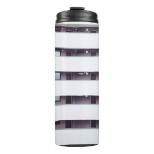 Weißes Gebäude Thermosbecher