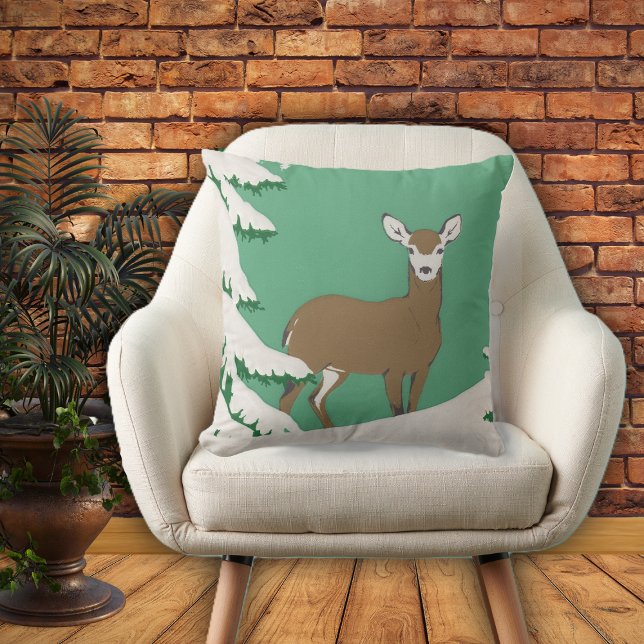 Weißes Gesicht braunes Hirsch im Schnee von Pine T Kissen (Brown white faced female deer in snow by pine tree on mint green home decor pillow.)