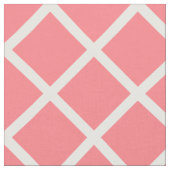 Weißes Gitter auf korallenrotem Rosa Stoff (Nahaufnahme)