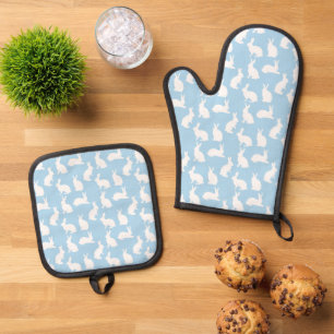 Weißes Hasenmuster auf pastellblauem süßen Ostern Ofenhandschuh & Topflappen-Set