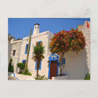 Weißes Haus mit blauer Türe Postkarte