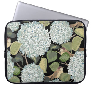 Weißes, hellblaues Hortensia mit grünen Blätter un Laptopschutzhülle