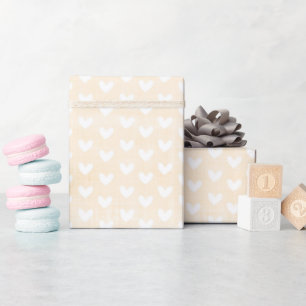 Weißes Herz auf Cremmilch Geschenkpapier