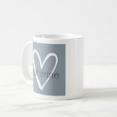 Weißes Herz auf dumpfes blaues Monogramm Kaffeetasse (Vorderseite Links)