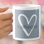 Weißes Herz auf dumpfes blaues Monogramm Kaffeetasse<br><div class="desc">Diese stilvolle Kaffeemaschine hat einen Vornamen über einem niedlichen,  weißen Herz auf einem staubblauen Hintergrund. Mehr Farben und passende Artikel in unserer Kollektion.</div>