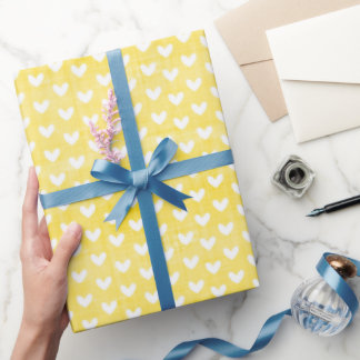 Weißes Herz auf hellgelben Leinen Geschenkpapier