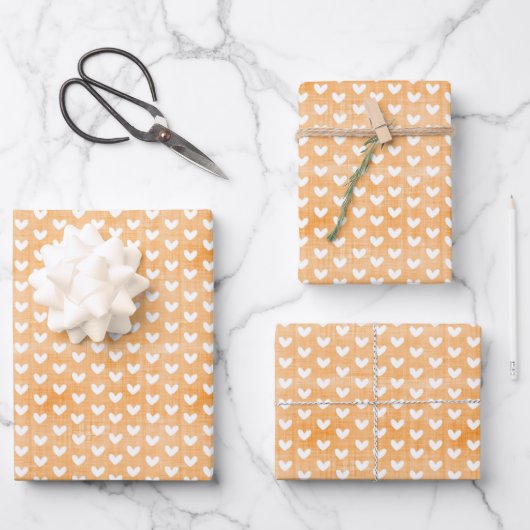 Weißes Herz auf leichter Orangenwein Geschenkpapier Set (Vorderseite)