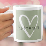 Weißes Herz auf magensafarbener Monogramm Kaffeetasse<br><div class="desc">Diese stilvolle Kaffeemaschine mit einem Vornamen über einem niedlichen,  weißen Herz auf einem grünen Hintergrund. Mehr Farben und passende Artikel in unserer Kollektion.</div>