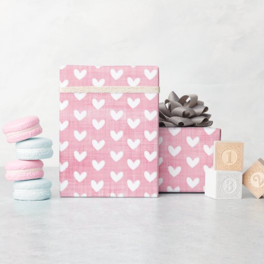 Weißes Herz auf rosa Leinen Geschenkpapier (Babyparty)