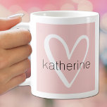 Weißes Herz auf rosafarbenes Monogramm Kaffeetasse<br><div class="desc">Diese stilvolle Kaffeemaschine mit einem Vornamen überragt ein niedliches,  weißes Herz auf einem rot-rosa Hintergrund. Mehr Farben und passende Artikel in unserer Kollektion.</div>